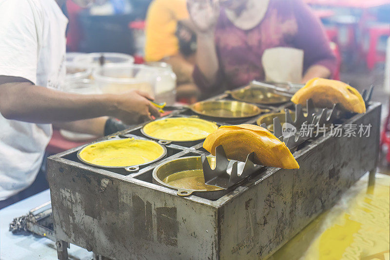 吉隆坡Jalar Alor街头小吃中的Apam Balik或Apom Balik传统马来西亚煎饼